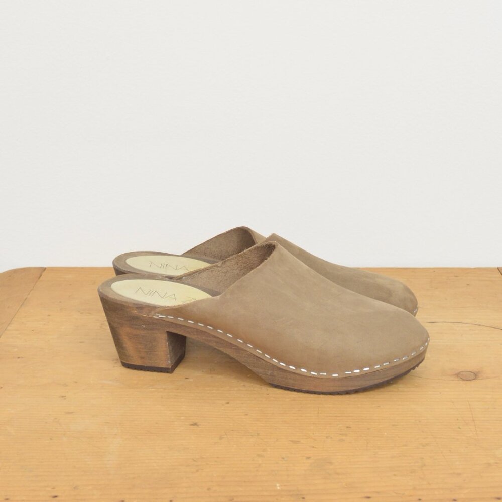 Nina Z taupe classic leather clogs size 40